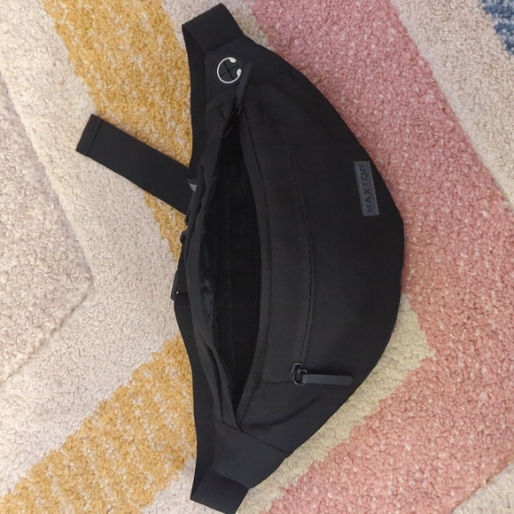 5/$25🌻 Black Fanny Pack - Picture 2 of 3